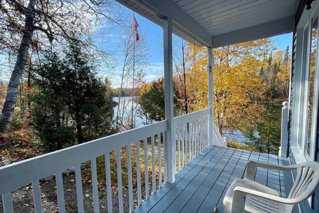 Le Chalet Bleu, Aux Pieds Des Monts-Valin Saint-David-de-Falardeau Экстерьер фото